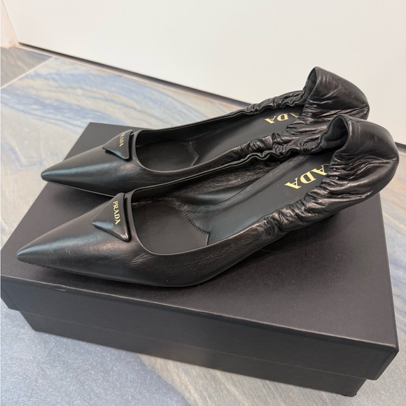 SOLD ❌❌❌ PRADA
Triangle Logo Leather Pumps
$1,200  sz 41 black - Picture 3 of 9